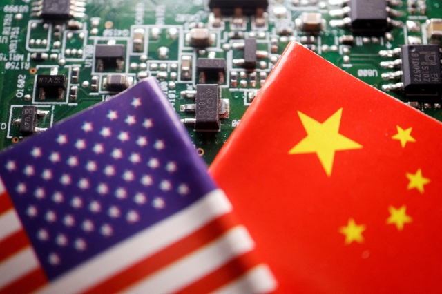 The flags of the US and China on a microcircuit board (Reuters-Yonhap)