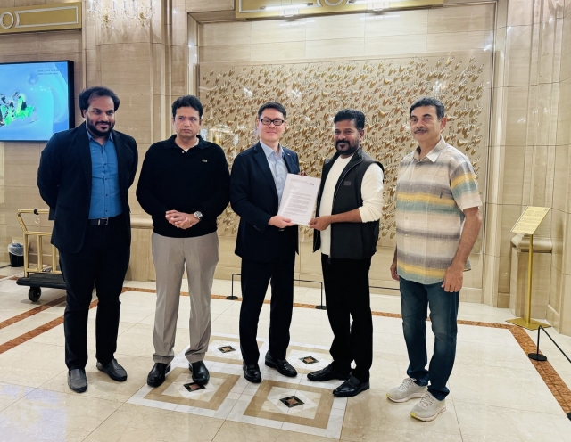 Telangana Chief Minister Revanth Reddy(second from right) and Telangana IT Minister Sridhar Babu (second from left) pose for a photo with a Korean company representative during his visit to South Korea at Lotte Hotel in Jung-gu, Seoul on Monday.( Sanjay Kumar/ The Korea Herald)