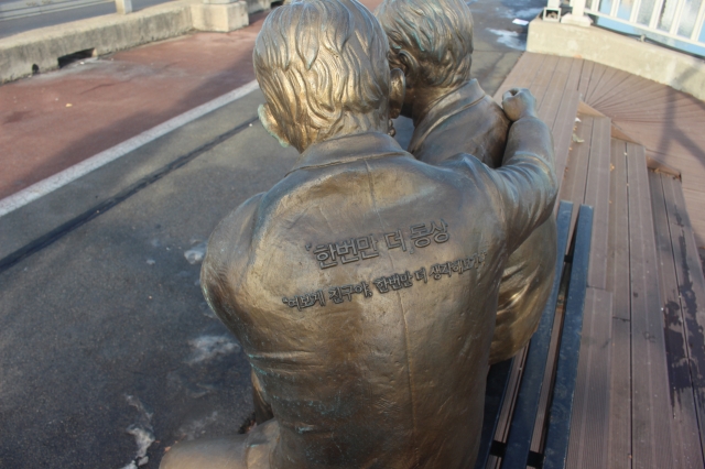 This photo shows a statue a man comforting a friend in the middle of the Mapo Bridge over Han River in Seoul. The statue was erected by the Seoul Metropolitan Government to prevent suicides at the bridge. (Yoon Min-sik/The Korea Herald)