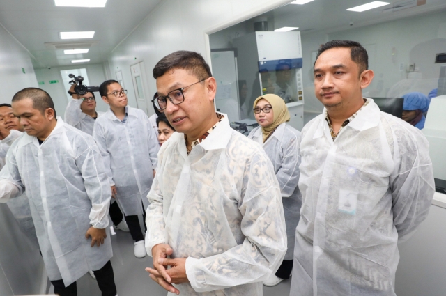 Taruna Ikrar, head of the Food and Drug Supervisory Authority, tours Daewoong's new stem cell plant in Indonesia in September. (Daewoong Pharma)