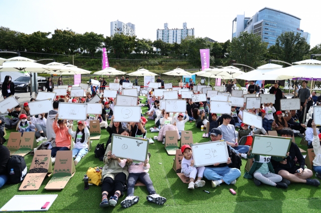 Families and friends participate in a quiz show of 2023 Guro Book Festival. (Guro-gu)