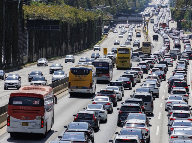 The Seoul downtown section of the Gyeongbu Expressway is seen from the Jamwon interchange in Seocho-gu, Seoul, on the morning of Chuseok, Tuesday. (Yonhap)