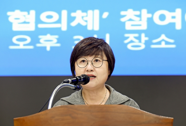 Korean Medical Association spokesperson Choi Anna announces the release of a joint statement from eight medical associations on the government's proposal to form a consultative group for negotiations. (Yonhap)