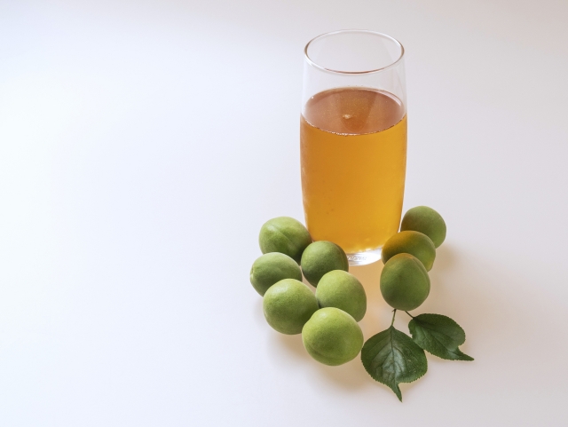 Mixing icy cold water with maesil cheong makes a refreshing summer drink. (gettyimagesbank)