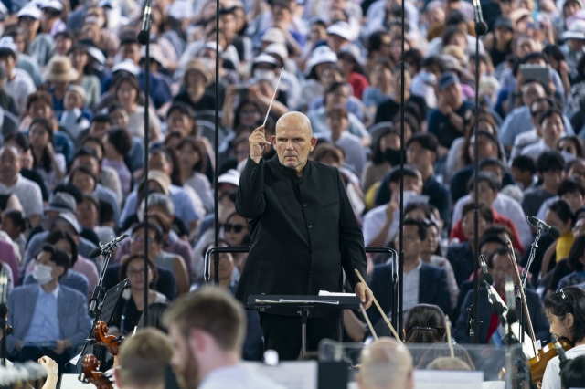 Conductor Jaap van Zweden leads the SPO Park Concert at the National Museum of Korea Yongsan Family Park in Seoul, Aug. 26, 2023. (SPO)