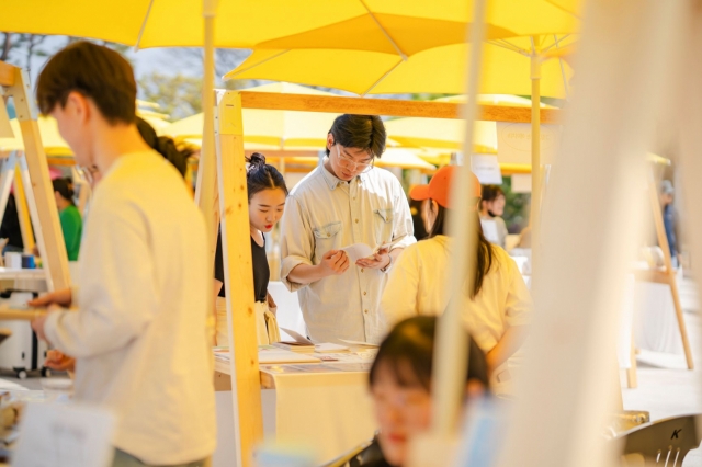 Vistors browse through books displayed at the National Theater of Korea's Cultural Plaza in April 2024. (National Theater of Korea)