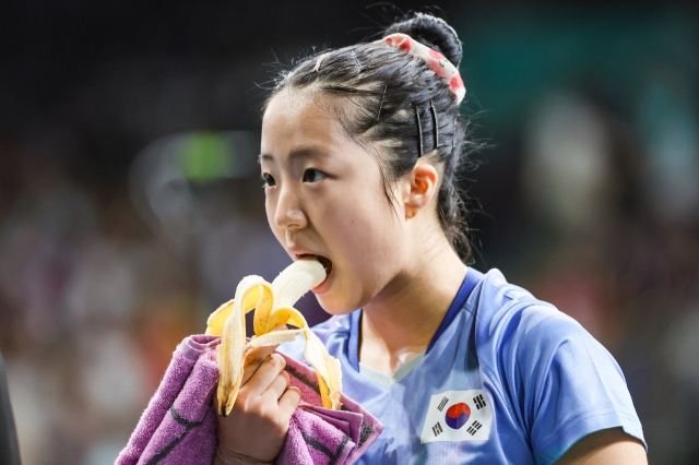 South Korean table tennis player Shin Yu-bin eats a banana before her women's singles semifinal match at the Paris Olympic Games on Aug. 2 (Yonhap)