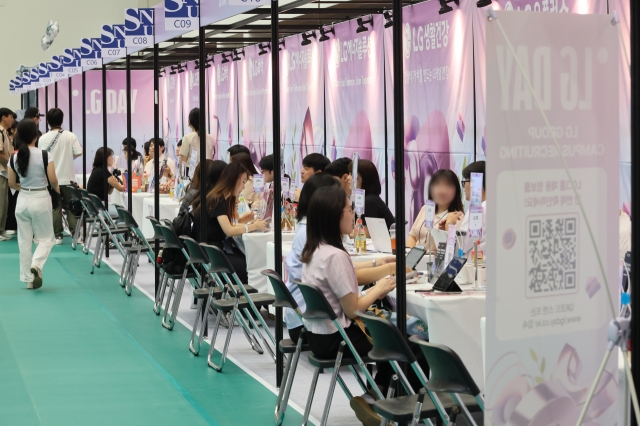 College students get counseling at a job fair in Seoul on Thursday. (Yonhap)