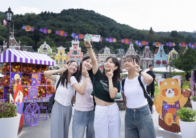 Visitors pose for photos at Everland in Yongin, Gyeonggi Province. (Samsung C&T)