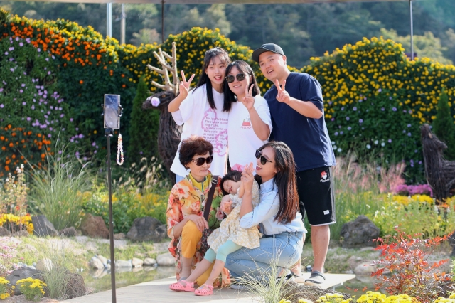 A family poses for photos at the Inje Fall Flower Festival in 2023. (Inje Cultural Foundation)