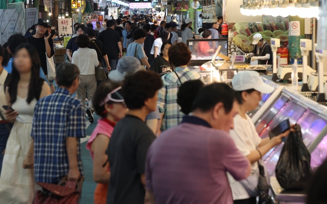 People shop at a traditional market in Seoul on Thursday. (Yonhap)