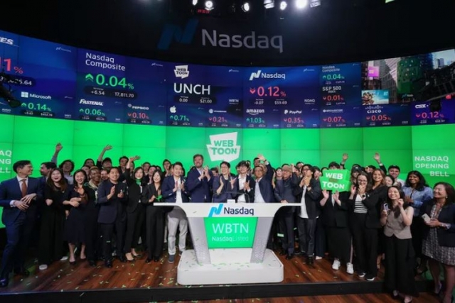 Naver Webtoon CEO Kim Jun-koo (center) celebrates the Nasdaq listing of Webtoon Entertainment on June 27. (Naver Webtoon)