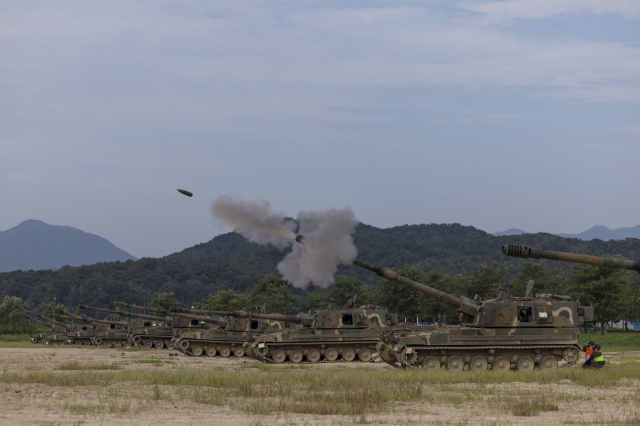 K9A1 self-propelled howitzers carry out firepower drills in Cherwon, about 75 kilometers north of Seoul, on Tuesday, as part of the Ulchi Freedom Shield exercise held between South Korea and the United States. (Yonhap)