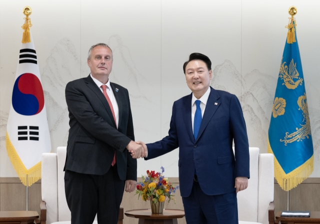 President Yoon Suk Yeol (right) shakes hands with Czech National Security Adviser Tomas Pojar during their meeting at the presidential office in Seoul on Sept. 4, in this photo provided by Yoon's office. (Yonhap)