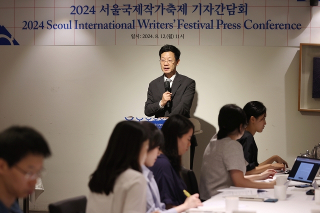 Literary critic Oh Hyung-yeop speaks during a press conference held in Seoul, Monday. (Yonhap)