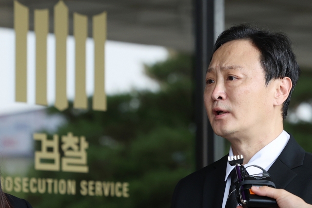 TMON CEO Ryu Kwang-jin speaks to reporters before entering the Seoul Central District Prosecutors Office for questioning on Thursday. (Yonhap)