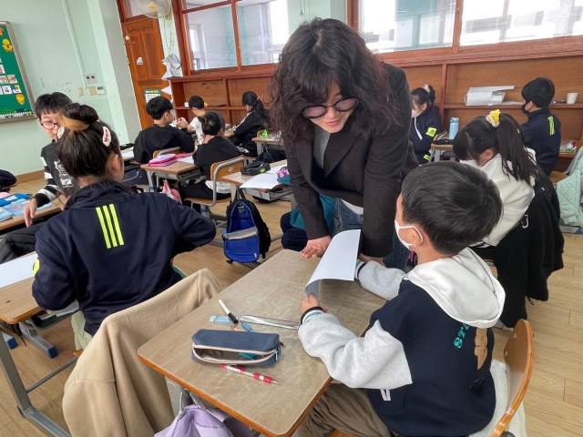 Kang Joo-hye teaches a drawing class with elementary school students. (Kang Joo-hye)