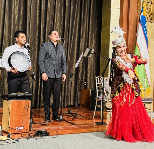 An Uzbek artist performs national song and dance of Uzbekitan at an event commemorating Uzbekistan’s 33rd independence Day at Lotte Hotel, Seoul, Friday. (Sanjay Kumar/The Korea Herald).