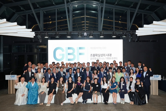 CEOs and guests pose for group photos at the 6th edition of the Global Biz Forum, in Seoul, Wednesday. (The Korea Herald)