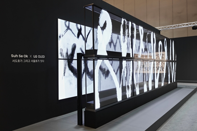 An installation view of “Suh Se Ok X LG OLED: Reimagined by Suh Do Ho, Shaped by Suh Eul Ho” shown at Frieze Seoul 2024 at Coex (Courtesy of LG OLED)