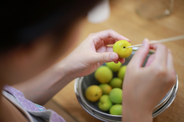 Every summer, Kwon Sun-ja makes freshly-harvest plums to make maesil cheong. (gettyimagesbank)