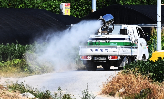 A vehicle disinfects a farm to prevent infectious disease on Sept. 1. (Newsis)