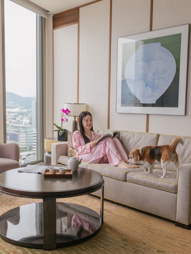 A visitor enjoys her stay at the Four Seasons Hotel Seoul in Jongno-gu, central Seoul. (Four Seasons Hotel Seoul)