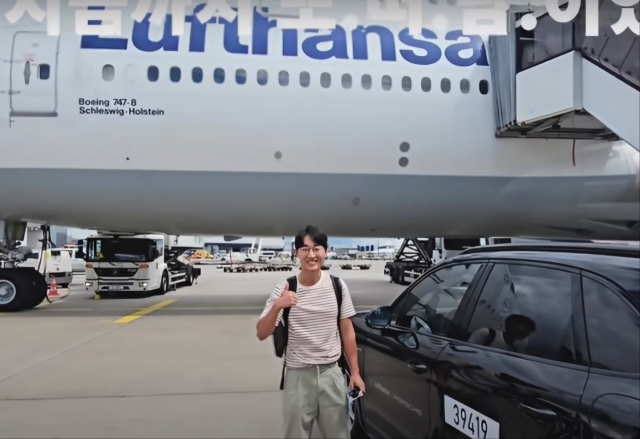 Ddoddunam boards Lufthansa first class in his recent video. (Ddoddunam)