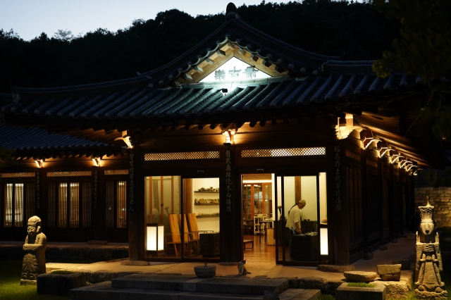 Lobby lounge of Rakkojae Hahoe Hanok Hotel in Andong, North Gyeongsang Province (Lee Si-jin/The Korea Herald)