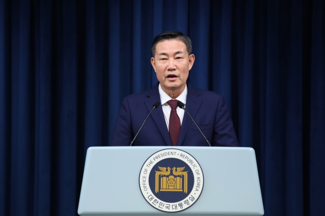 South Korea's National Security Adviser, Shin Won-sik, delivers a briefing on the National Cybersecurity Basic Plan at the presidential office in Yongsan, Seoul, on Sunday. (Yonhap)