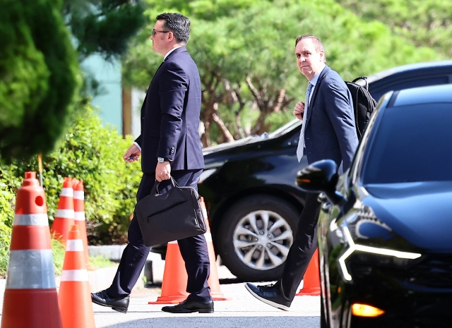 In this file photo, an official of the US delegation arrives at the Korea Institute for Defense Analyses in Seoul to hold the fourth round of negotiations on the South Korea-US defense cost sharing on June 25. (Yonhap)