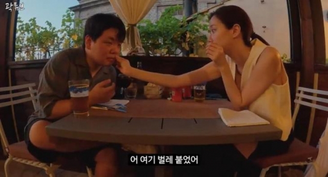 A screengrab from the video previously posted on YouTube's KwakTube channel shows Kwak Joon-bin (left) and Lee Na-eun during their travel in Italy. (YouTube)