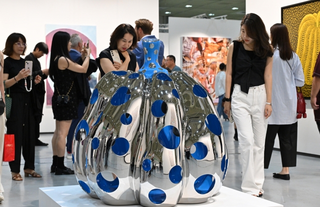 Visitors view art displayed at Frieze Seoul 2024 during a VIP opening on Wednesday at Coex in southern Seoul. (Im Se-jun/The Korea Herald)