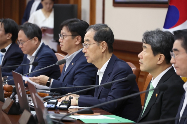 Prime Minister Han Duck-soo (3nd from right) speaks during a Cabinet meeting at the government complex in Seoul on Thursday. (Yonhap)