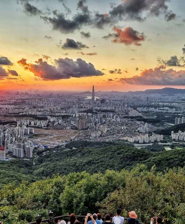 People enjoy both the sunset and Seoul's cityscape from one of Namhansanseong's ovservatories. (Korea Tourist Organization)