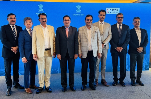 Rajasthan’s Chief Minister Bhajan Lal Sharma (fifth from left) pose for a group photo with guests at a roadshow of the Rising Rajasthan at Lotte Hotel in Jung-gu, Seoul on Monday. (Sanjay Kumar/ The Korea Herald)