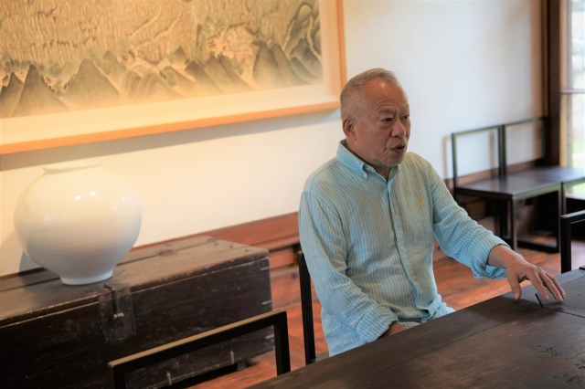 Rakkojae President Ahn Young-hwan speaks with The Korea Herald in the lobby lounge of Rakkojae Hahoe Hanok Hotel in Andong, North Gyeongsang Province on Thursday. (Lee Si-jin/The Korea Herald)