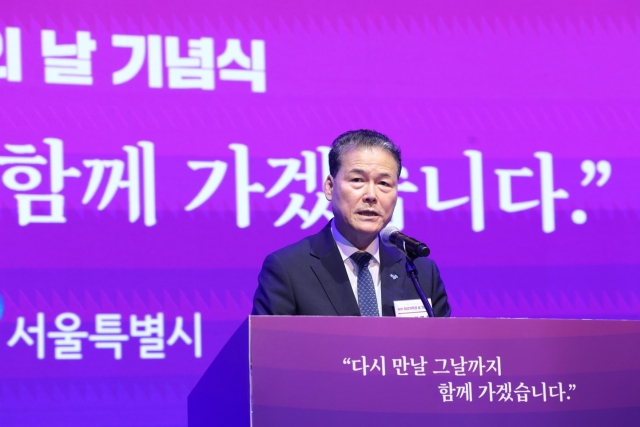 Unification Minister Kim Yung-ho delivers a speech on behalf of President Yoon Suk Yeol at a ceremony marking the second Separated Families Day at KBS Hall in Seoul on Sunday, in this photo provided by the unification ministry. (Yonhap)