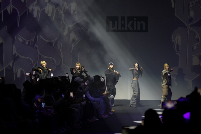 A live music performance during Ulkin’s spring-summer 2025 collection showcase at Dongdaemun Design Plaza in Seoul on Tuesday. (Seoul City)