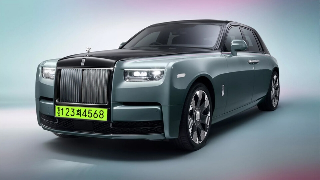 A Rolls-Royce Phantom with a sample lime green license plate, part of a new Korean government policy to curb tax abuses on corporate-owned luxury vehicles (Newsis)