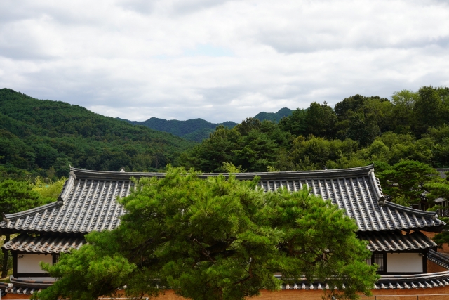 A scenic view of the mountains can be seen from a room in the hanok located at the highest point of the Rakkojae Hahoe Hanok Hotel site. (Lee Si-jin/The Korea Herald)