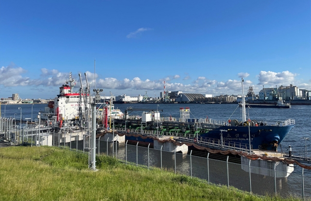 A vessel carrying CORSIA-certified sustainable aviation fuel produced by GS Caltex unloads the fuel into aviation tanks for Narita Airport at the Port of Chiba, Japan, on Sept. 13. (GS Caltex)