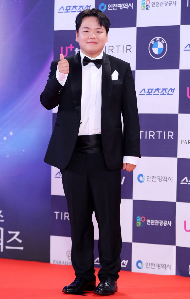 Kwak Joon-bin poses for a photo during the 3rd Blue Dragon Series Awards held in Incheon, Gyeonggi Province, July 19. (Newsis)