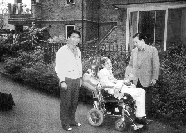 The photo shows former President Kim Dae-jung (right) with Stephen Hawking (center) in Cambridge, England, in 1993, when Kim was studying in England. (Kim Dae-jung Library and Museum)