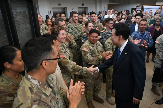 President Yoon Suk Yeol shakes hands with US soldiers during an event to encourage US troops at the US Indo-Pacific Command in Hawaii, on July 9. (Newsis)